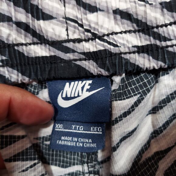 NIKE CONVERSION ALLOVER PRINT  Men's SHORTS BLACK/METALLIC SILVER (644860-010) - Picture 3 of 6